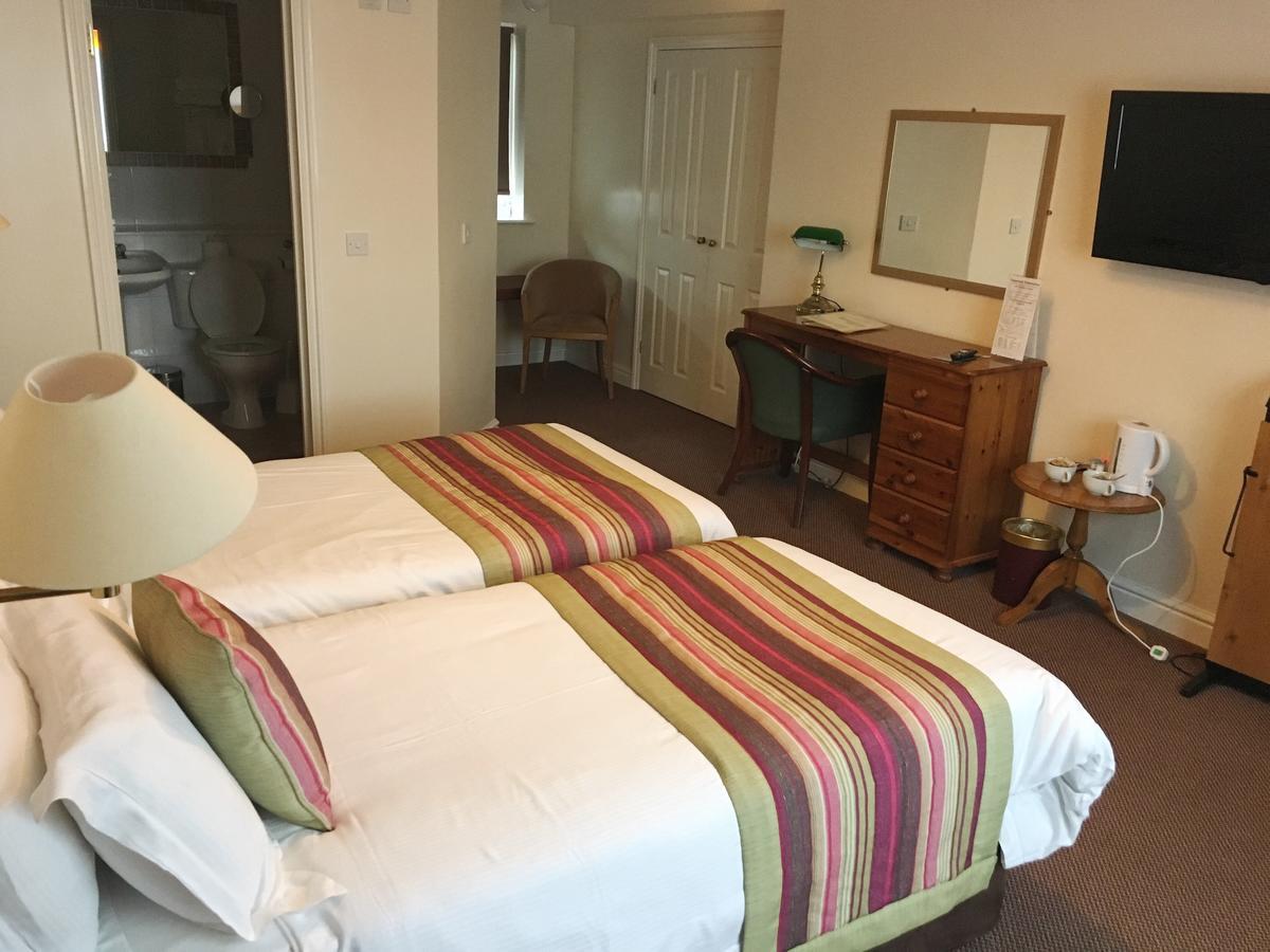 ביסטר The Tally Ho Hotel - B&B מראה חיצוני תמונה