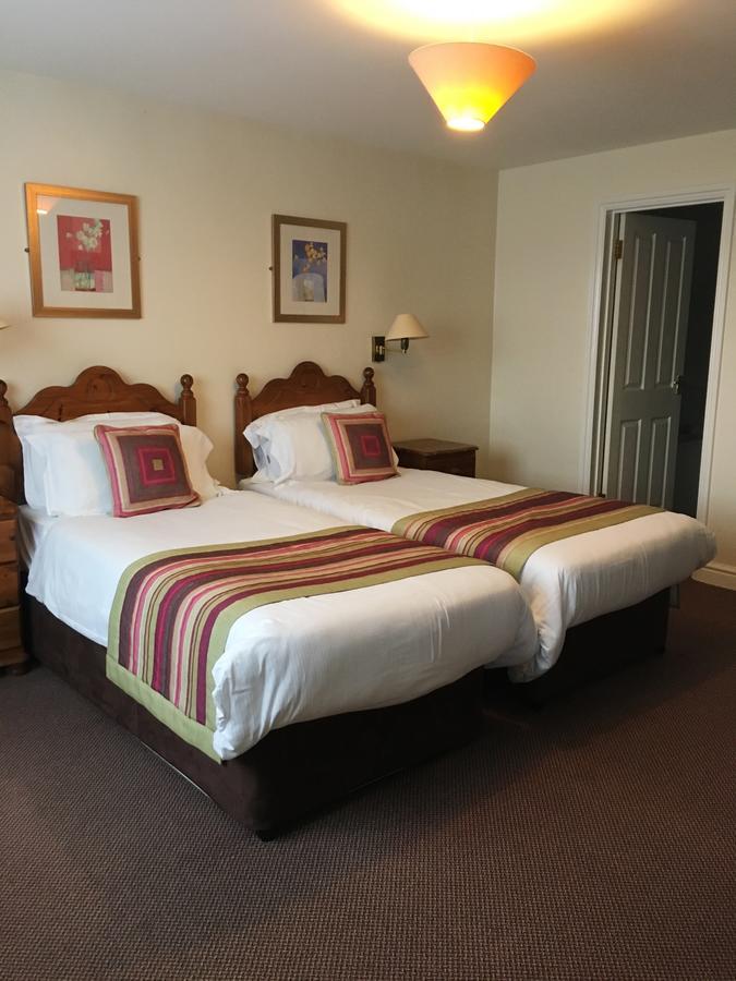 ביסטר The Tally Ho Hotel - B&B מראה חיצוני תמונה