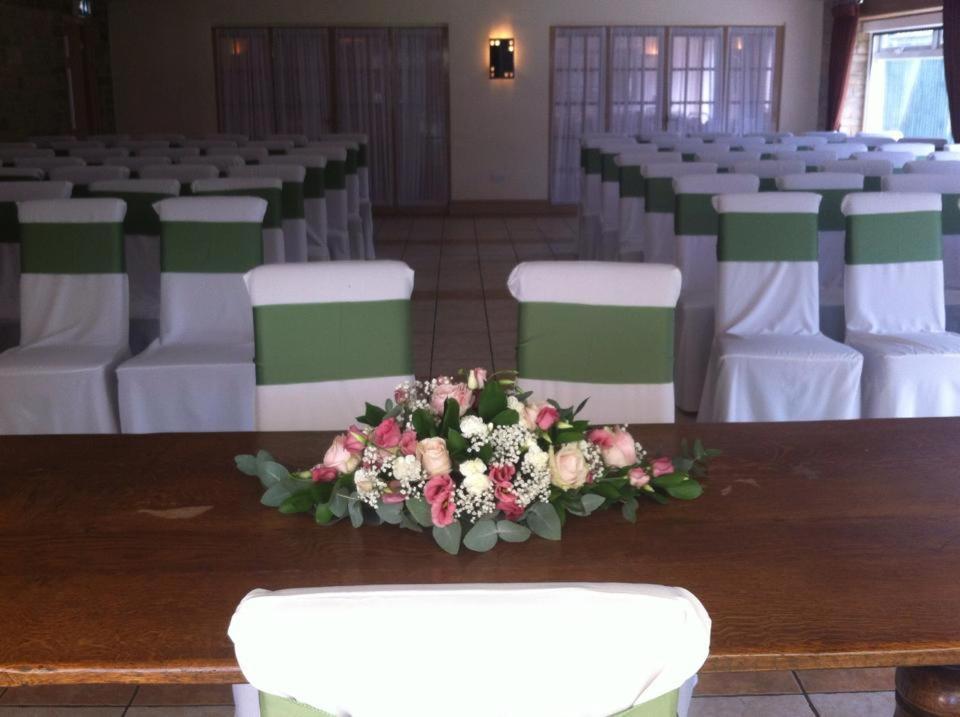 ביסטר The Tally Ho Hotel - B&B מראה חיצוני תמונה