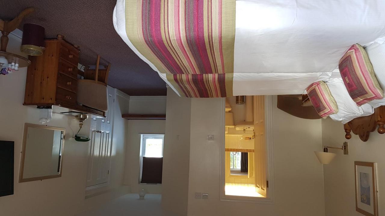 ביסטר The Tally Ho Hotel - B&B מראה חיצוני תמונה